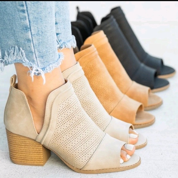 One Left! NIB Qupid Cutout Ankle Booties Taupe - Picture 2 of 2